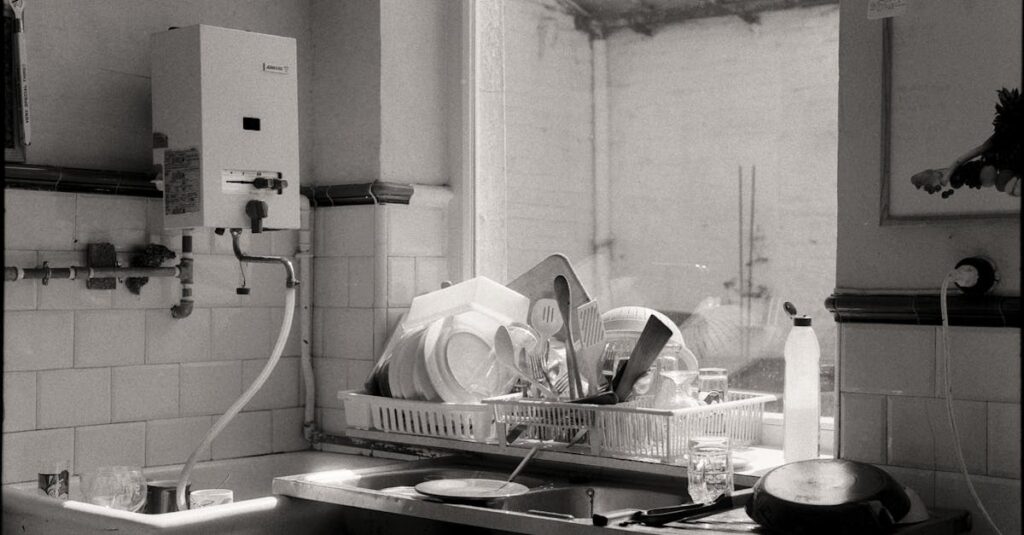 排水口を分解して重曹とクエン酸で掃除している様子の写真