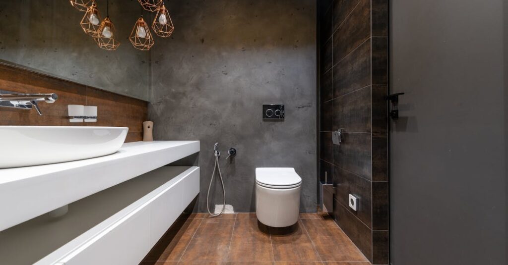 風呂の排水口が詰まり、水が逆流している様子のイメージ画像