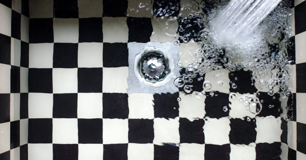 風呂の排水口が詰まり、水が逆流している様子のイメージ画像