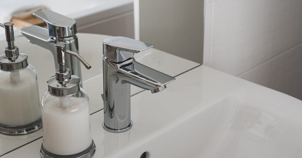 お風呂の排水溝を掃除して清潔を保っている様子の写真