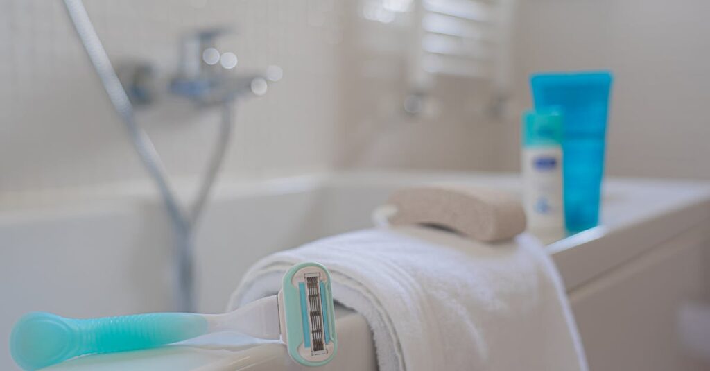 お風呂の排水溝掃除に便利なグッズを並べたイメージ写真