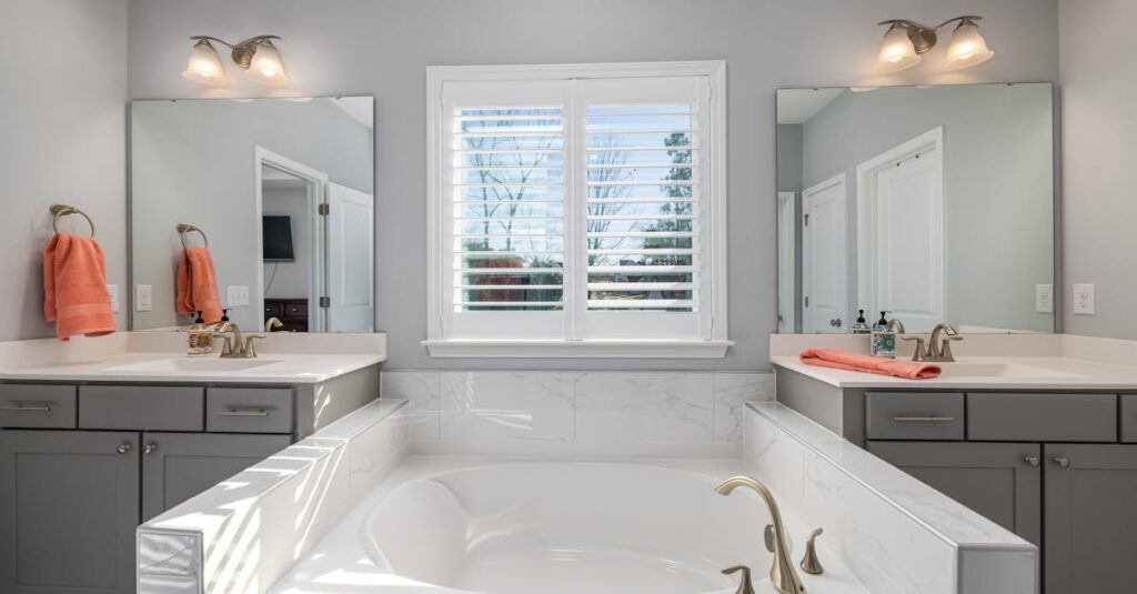 入浴後に換気扇とドア開放で浴室を乾燥させている。湿気を逃がすことで黒ずみを予防。