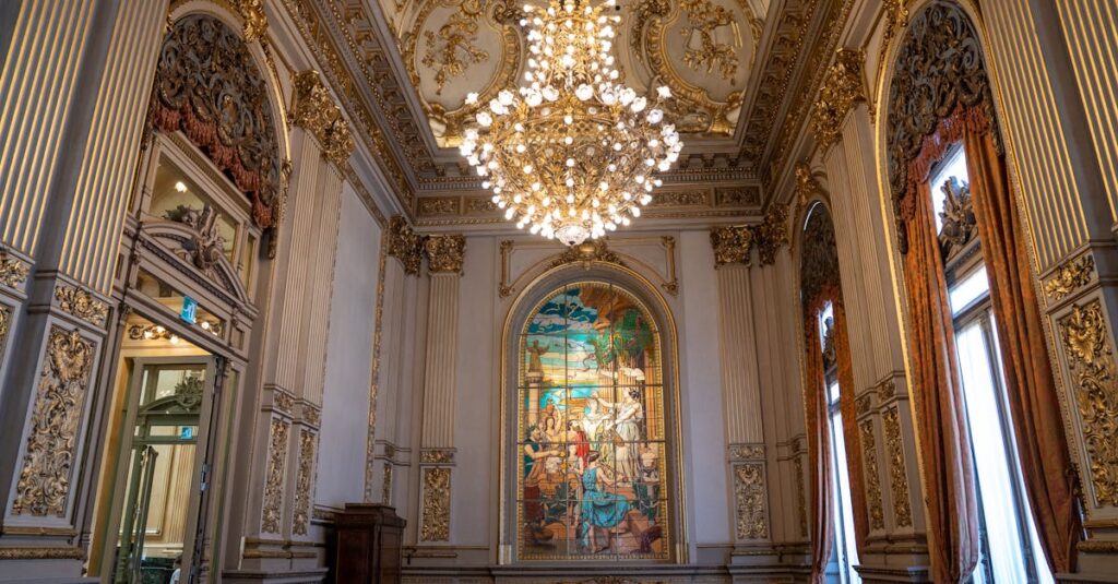 風呂場の床に黒ずみが発生した様子。カビや皮脂汚れが混在し、掃除が難しい状態