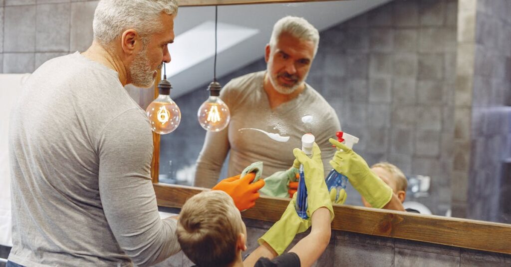 毎日の入浴後に床をさっと拭く習慣で黒ずみを防止している様子。簡単な風呂掃除ルーティンのイメージ画像