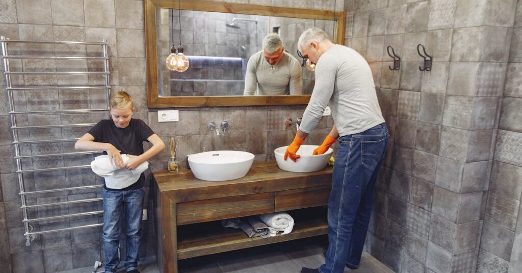 家族全員で協力してお風呂の床掃除をしている様子。日常的な黒ずみ予防の取り組みのイメージ画像