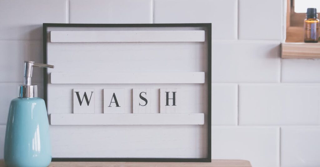 重曹とクエン酸で風呂の黒ずみを掃除している様子。家庭にあるものでできる掃除術のイメージ画像