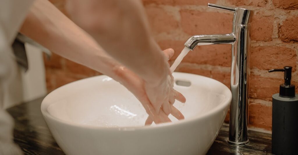 風呂場の黒ずみを防ぐための日常的な掃除習慣や便利グッズ、自動化の工夫を紹介するイラスト