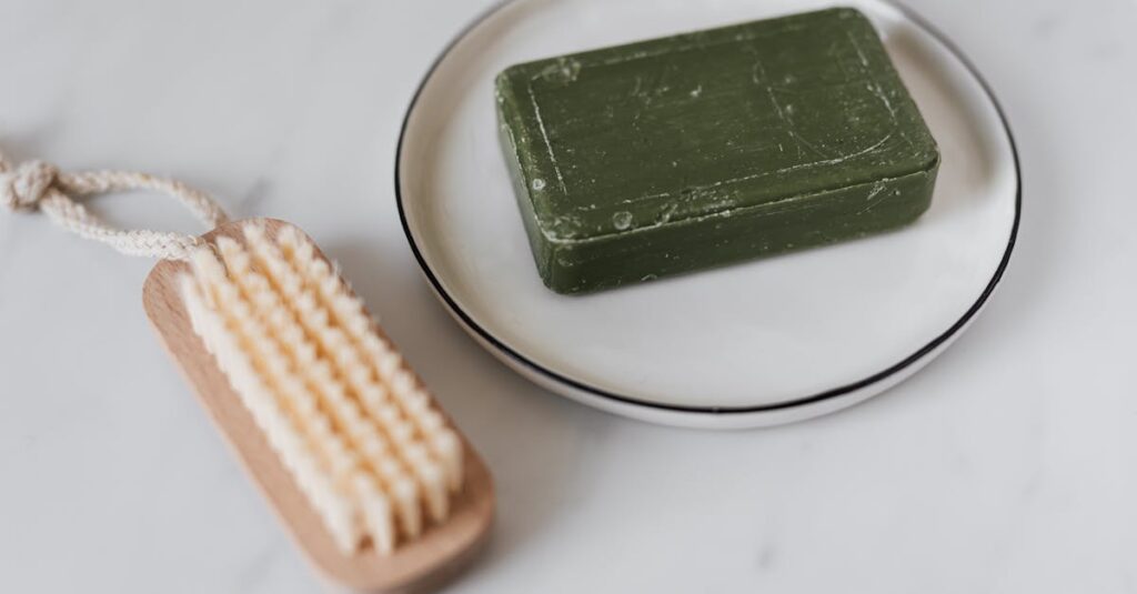 赤ちゃんやペットがいても安心して使える天然成分の掃除アイテムを使ったお風呂掃除の様子