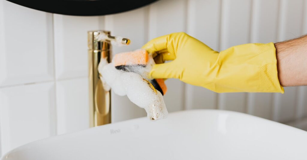 メラミンスポンジで黒ずみをこすり落とす。家庭でもできる効果的な掃除術。