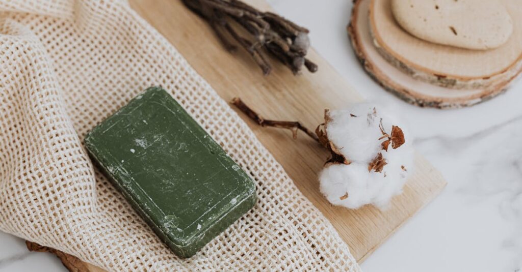 風呂床にこびりついた石けんカスと黒ずみ汚れ。洗剤を間違えると落ちないことも。