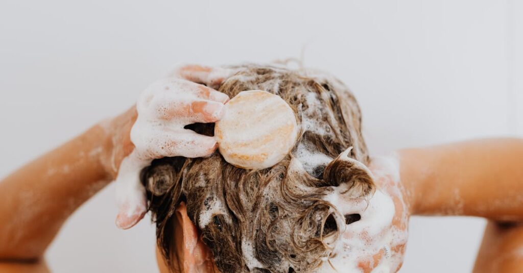 お風呂の排水溝を掃除して清潔を保っている様子の写真