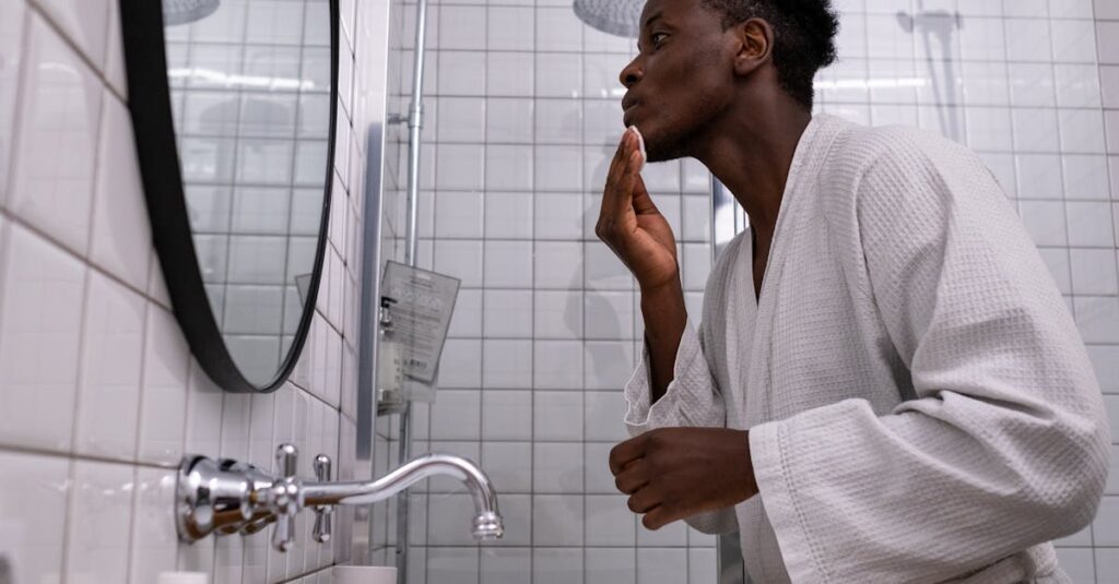 風呂床の黒ずみを予防するための毎日の掃除習慣や便利グッズを紹介するイラスト。スクイージーやスプレーの使い方が描かれている。