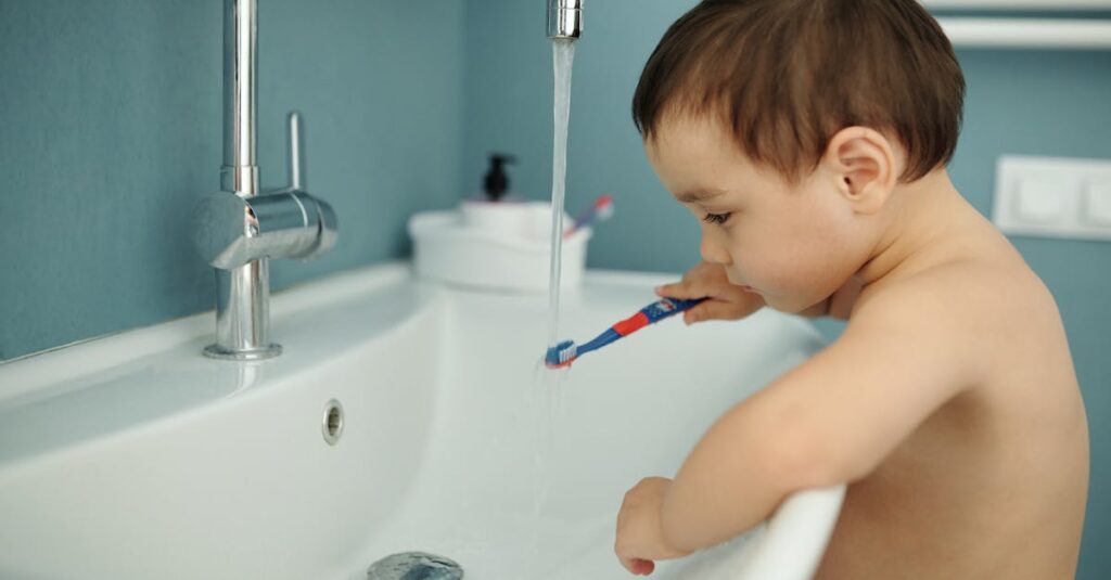 家族全員で協力してお風呂の床掃除をしている様子。日常的な黒ずみ予防の取り組みのイメージ画像