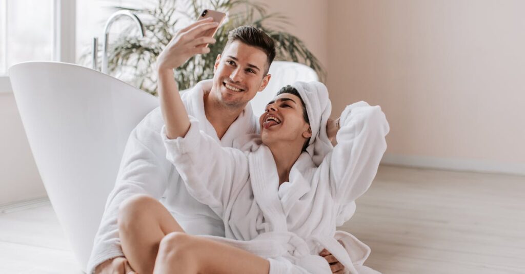 風呂の床にできた黒ずみの原因を解説する画像。皮脂汚れやカビ、水垢などが複雑に絡み合ってできる状態を表現。