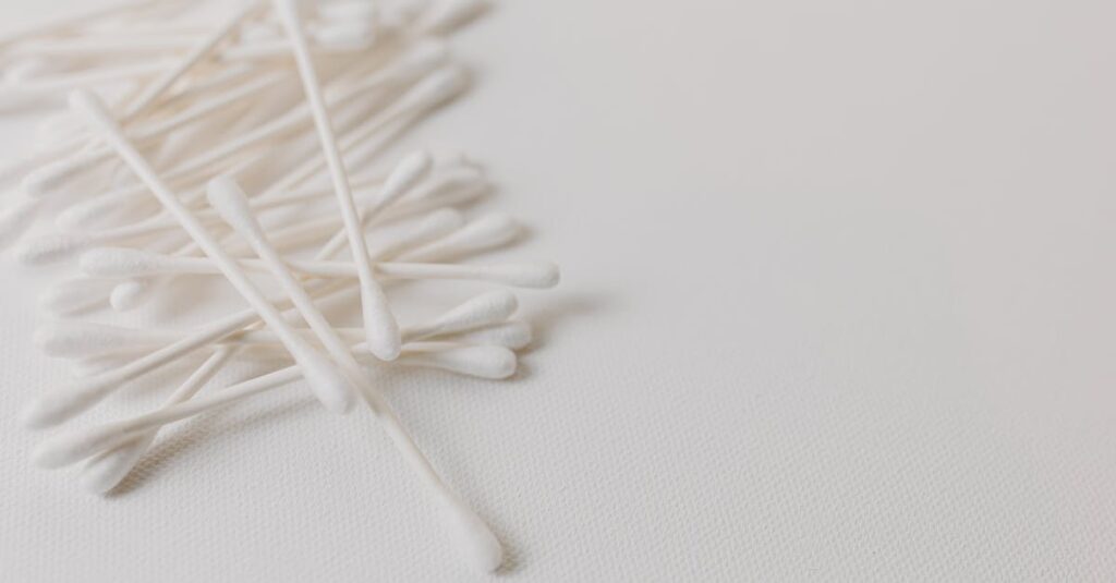 黒ずみに効く風呂用洗剤を選ぶポイントを紹介するイメージ画像。成分や床材との相性、安全性などの観点が図示されている。