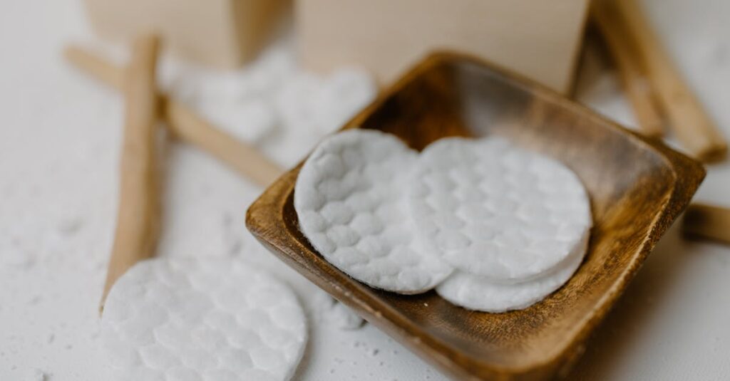 入浴後に換気扇とドア開放で浴室を乾燥させている。湿気を逃がすことで黒ずみを予防。