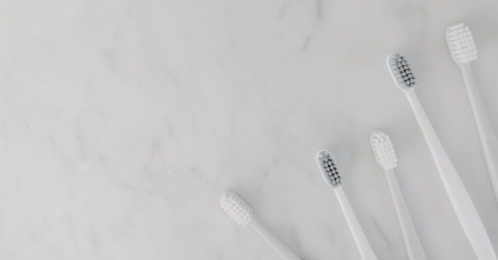 お風呂の排水溝掃除に便利なグッズを並べたイメージ写真