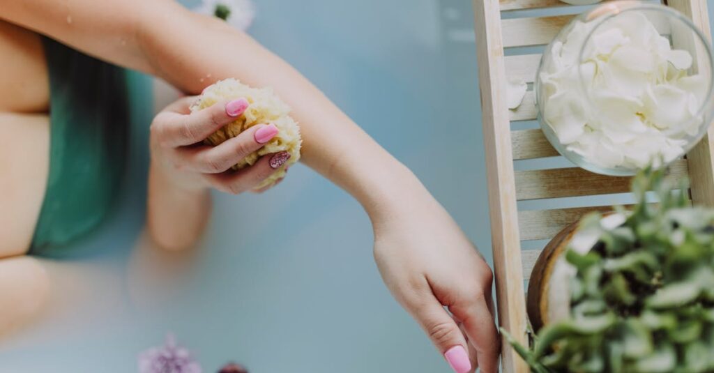 メラミンスポンジで黒ずみをこすり落とす。家庭でもできる効果的な掃除術。