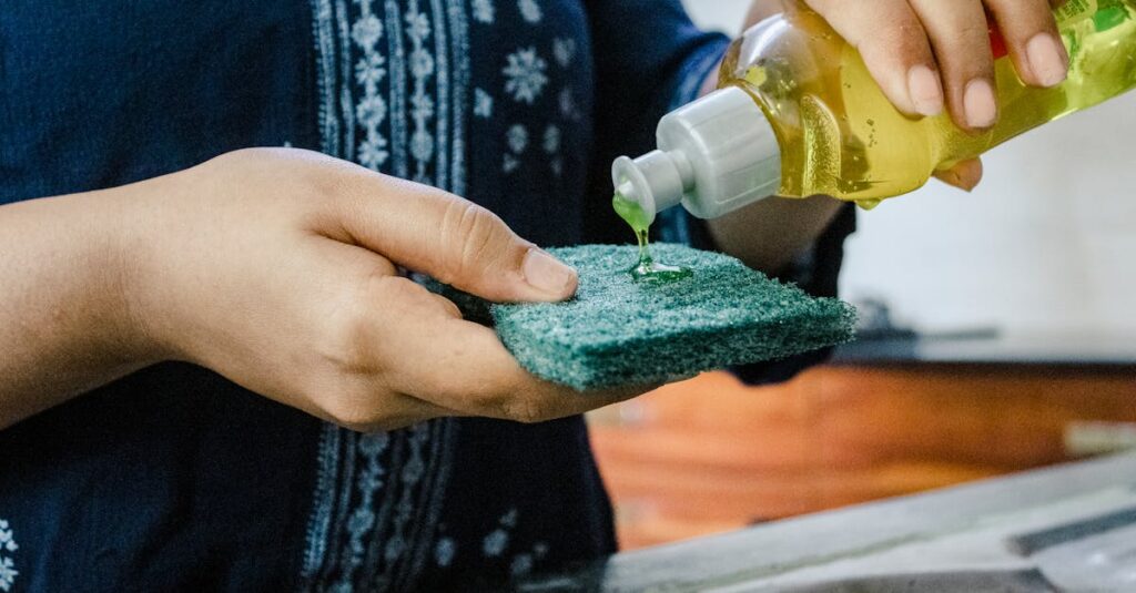 風呂床にこびりついた石けんカスと黒ずみ汚れ。洗剤を間違えると落ちないことも。