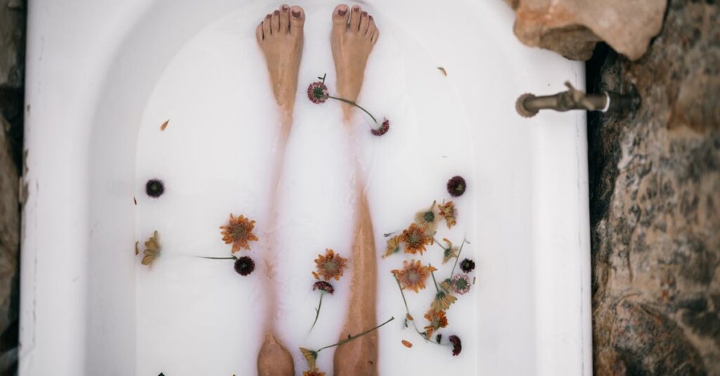 皮脂が酸化して黒ずみになった浴室の床。油分がしみ込み、通常の洗剤では落ちない。