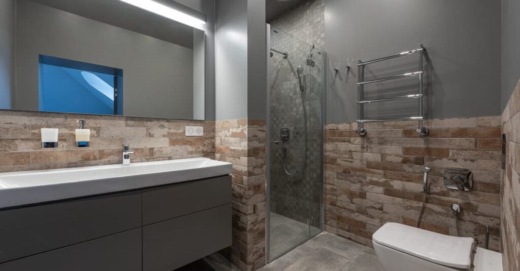 お風呂の床に黒カビが発生している様子のイメージ画像。カビの正体や原因を説明する内容に合う画像