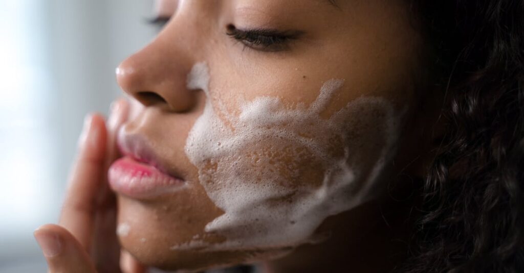 風呂床にこびりついた石けんカスと黒ずみ汚れ。洗剤を間違えると落ちないことも。