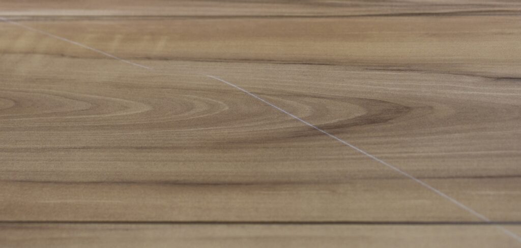 フローリングの深い引きずりキズ。