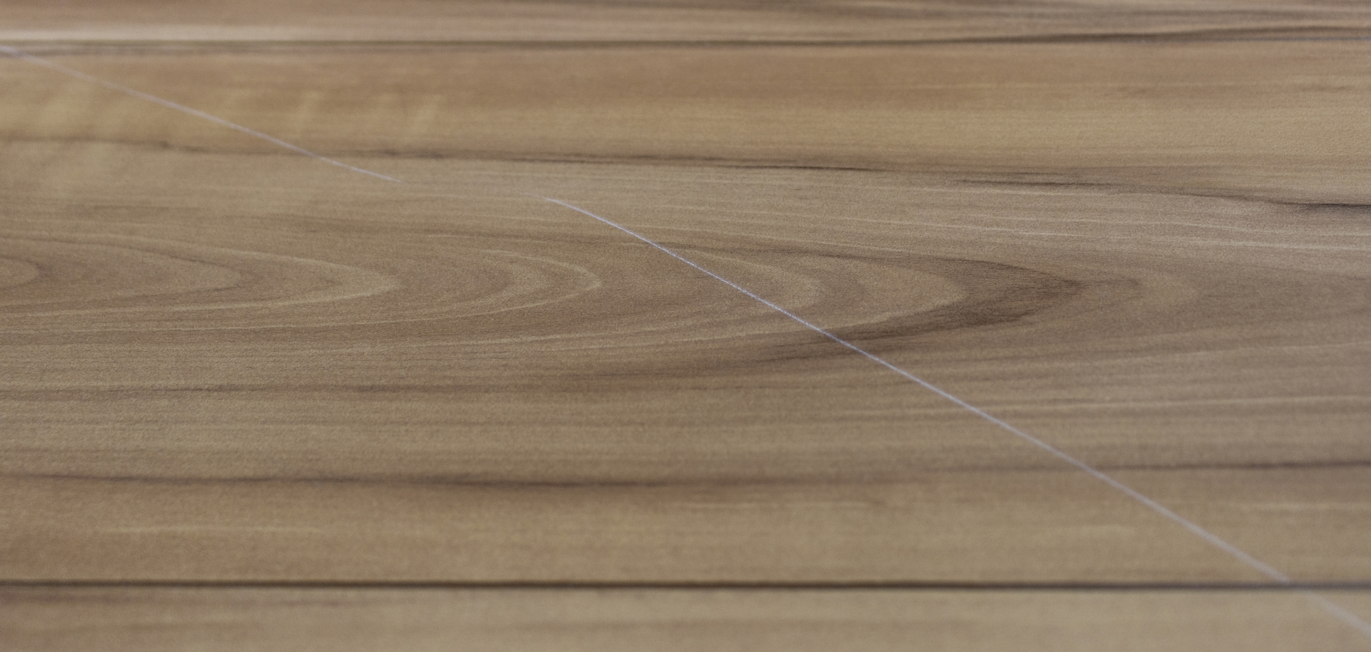 フローリングの深い引きずりキズ。