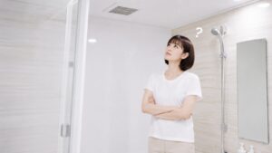 お風呂の換気扇を掃除したいが、どうやってやればいいのか悩む奥様